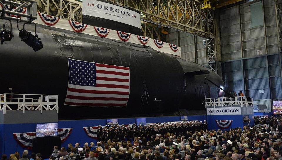 Roselm Industries Oregon Submarine with a crowd